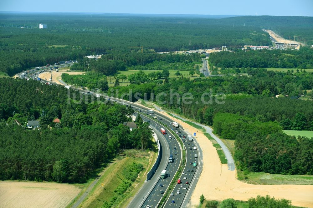 Michendorf aus der Vogelperspektive: Baustelle zum Neubau am Autobahn- Streckenverlauf der BAB A10 zum 8-streifigen Ausbau in Michendorf im Bundesland Brandenburg, Deutschland