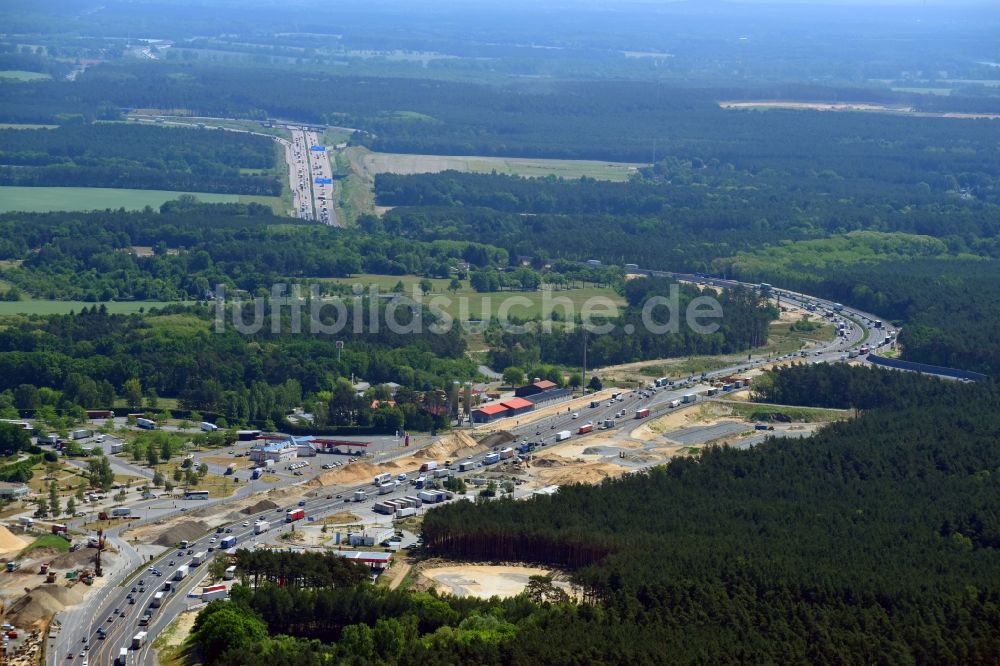 Michendorf aus der Vogelperspektive: Baustelle zum Neubau am Autobahn- Streckenverlauf der BAB A10 zum 8-streifigen Ausbau in Michendorf im Bundesland Brandenburg, Deutschland