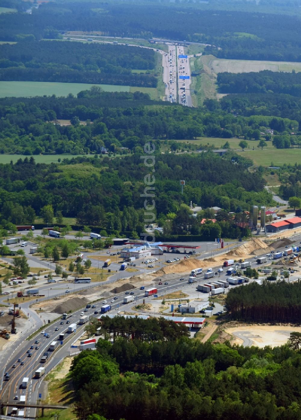 Luftaufnahme Michendorf - Baustelle zum Neubau am Autobahn- Streckenverlauf der BAB A10 zum 8-streifigen Ausbau in Michendorf im Bundesland Brandenburg, Deutschland