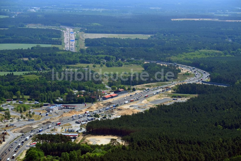 Michendorf von oben - Baustelle zum Neubau am Autobahn- Streckenverlauf der BAB A10 zum 8-streifigen Ausbau in Michendorf im Bundesland Brandenburg, Deutschland