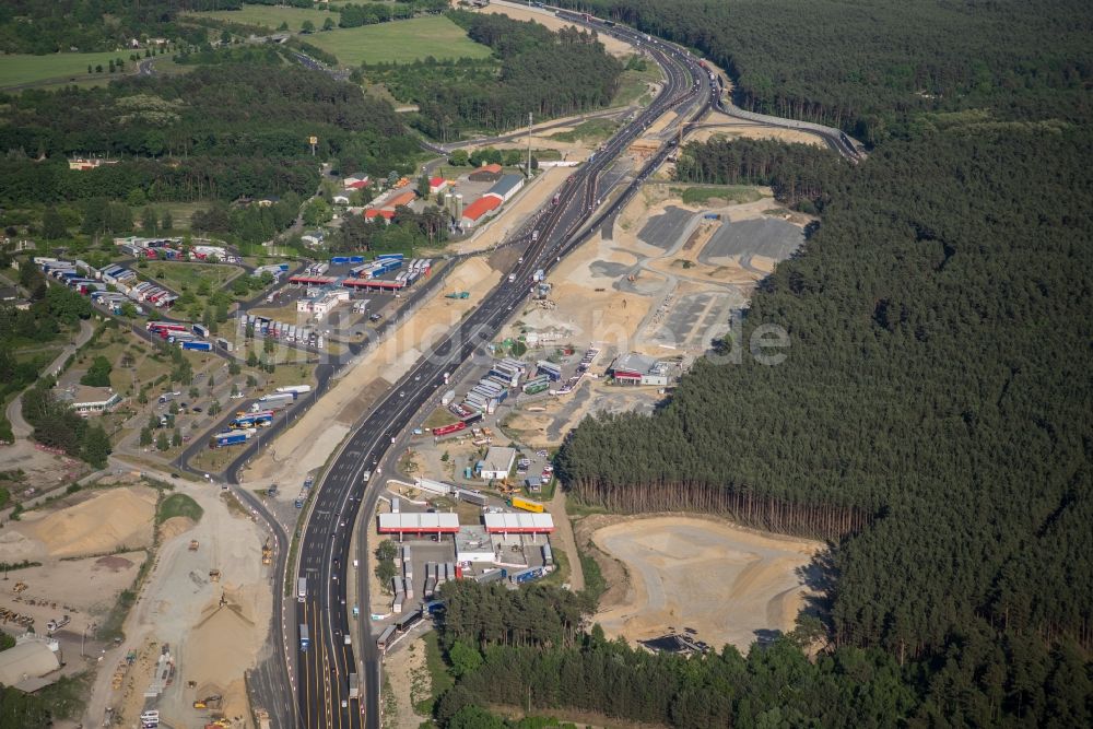 Luftaufnahme Michendorf - Baustelle zum Neubau am Autobahn- Streckenverlauf der BAB A10 zum 8-streifigen Ausbau in Michendorf im Bundesland Brandenburg, Deutschland