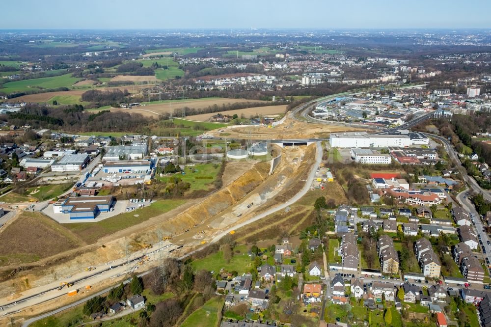 Velbert aus der Vogelperspektive: Baustelle zum Neubau am Autobahn- Streckenverlauf der BAB A44 zur Abfahrt der Bundesstraße B227 im Ortsteil Hetterscheidt in Velbert im Bundesland Nordrhein-Westfalen