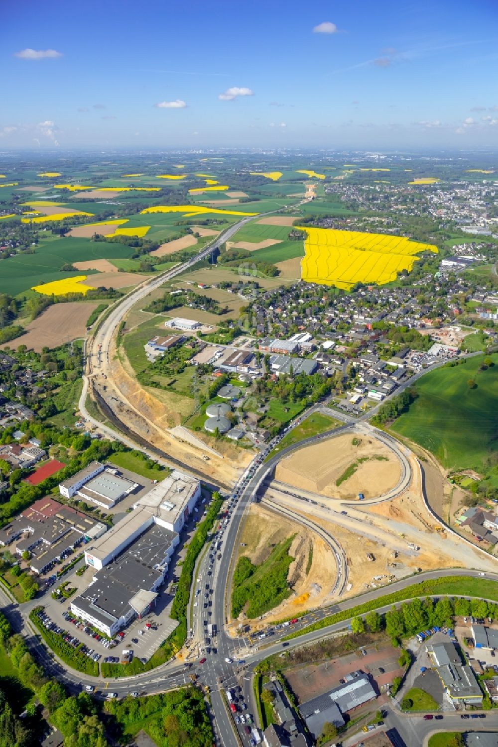 Velbert von oben - Baustelle zum Neubau am Autobahn- Streckenverlauf der BAB A44 zur Abfahrt der Bundesstraße B227 im Ortsteil Hetterscheidt in Velbert im Bundesland Nordrhein-Westfalen