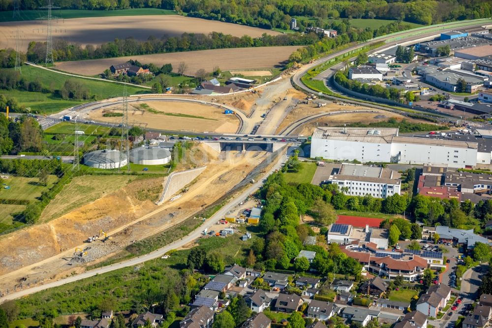 Velbert aus der Vogelperspektive: Baustelle zum Neubau am Autobahn- Streckenverlauf der BAB A44 zur Abfahrt der Bundesstraße B227 im Ortsteil Hetterscheidt in Velbert im Bundesland Nordrhein-Westfalen