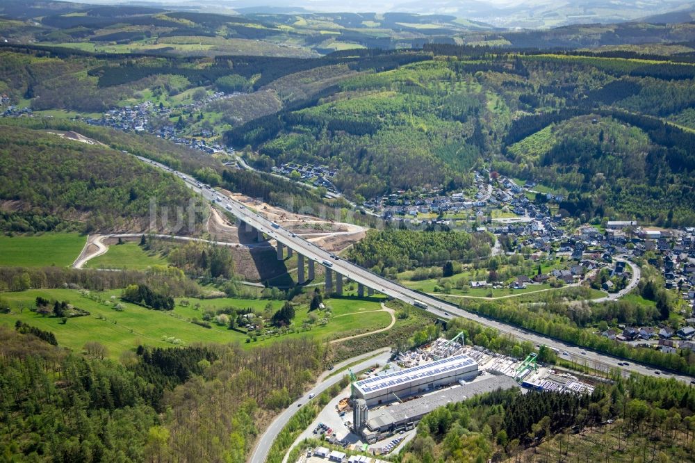 Luftaufnahme Eisern - Baustelle zum Neubau der Autobahn- Trasse der BAB A45 in Eisern im Bundesland Nordrhein-Westfalen, Deutschland