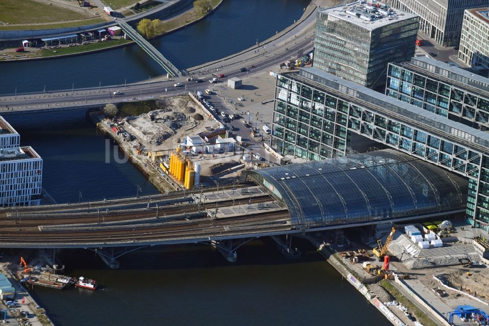 Berlin aus der Vogelperspektive: Baustelle zum Neubau der U-Bahn Linie U5 am Friedrich-List-Ufer Ecke Hugo-Preuß-Brücke in Berlin, Deutschland