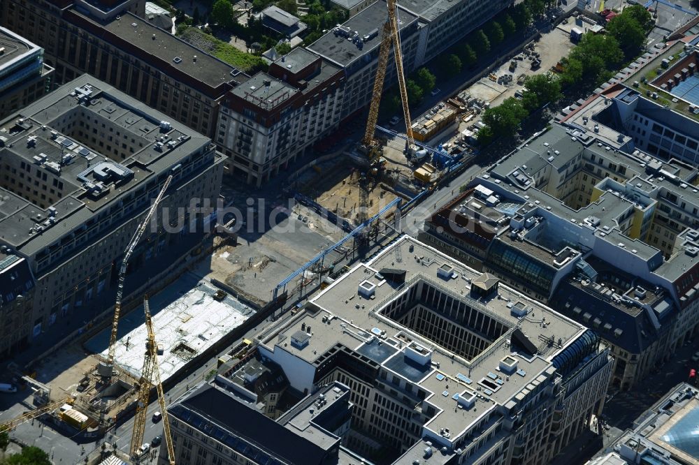 Luftbild Berlin - Baustelle zum Neubau U-Bahn - Linie in der Straße Unter den Linden im Bezirk Mitte in Berlin