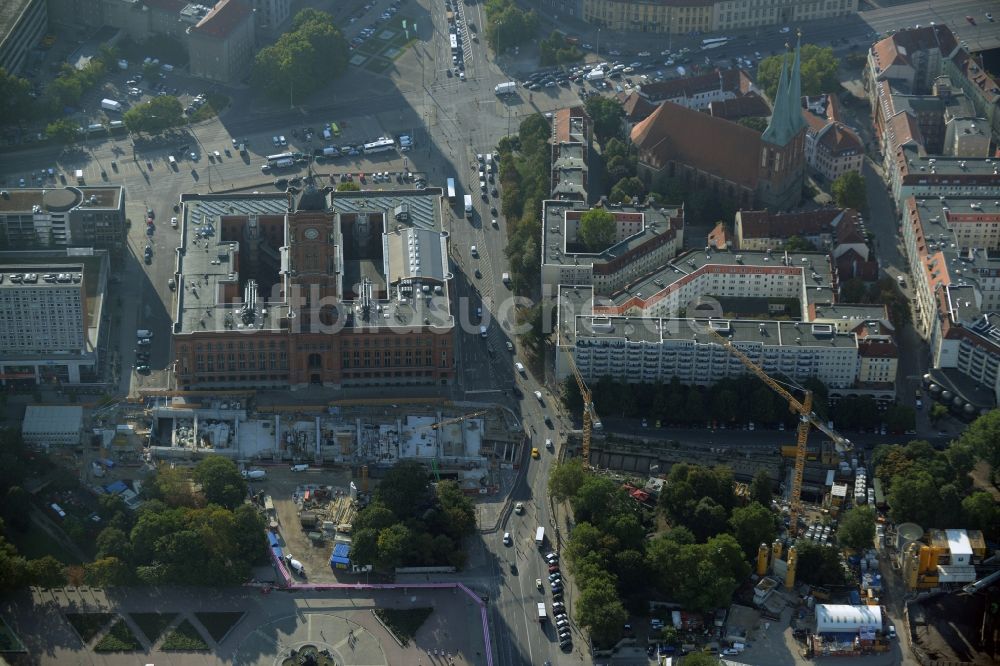 Luftaufnahme Berlin - Baustelle zum Neubau des U-Bahnhofes Berliner Rathaus der Linie U5 vor dem Roten Rathaus im Ortsteil Mitte in Berlin