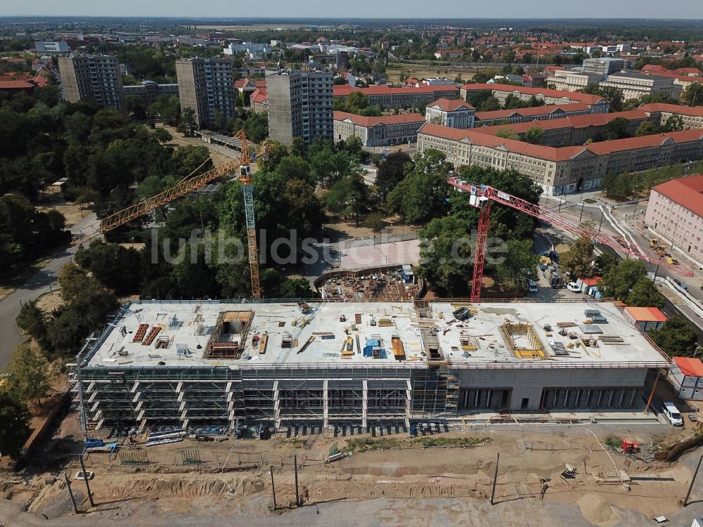 Dessau von oben - Baustelle zum Neubau Bauhaus-Museum im Stadtpark an der Kavalierstraße Ecke Friedrichstraße in Dessau im Bundesland Sachsen-Anhalt, Deutschland