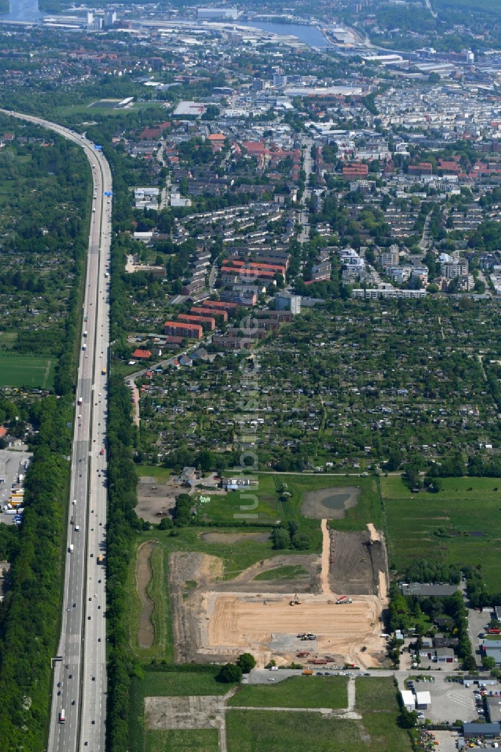 Lübeck aus der Vogelperspektive: Baustelle zum Neubau eines Baustoffhandel und Logistikzentrum in Lübeck im Bundesland Schleswig-Holstein, Deutschland