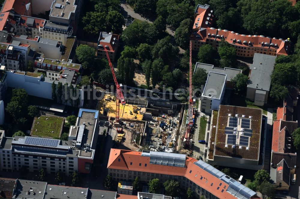 Berlin aus der Vogelperspektive: Baustelle zum Neubau des Berlin Institute for Medical Systems BIMSB an der Hannoverschen Straße im Bezirk Mitte in Berlin