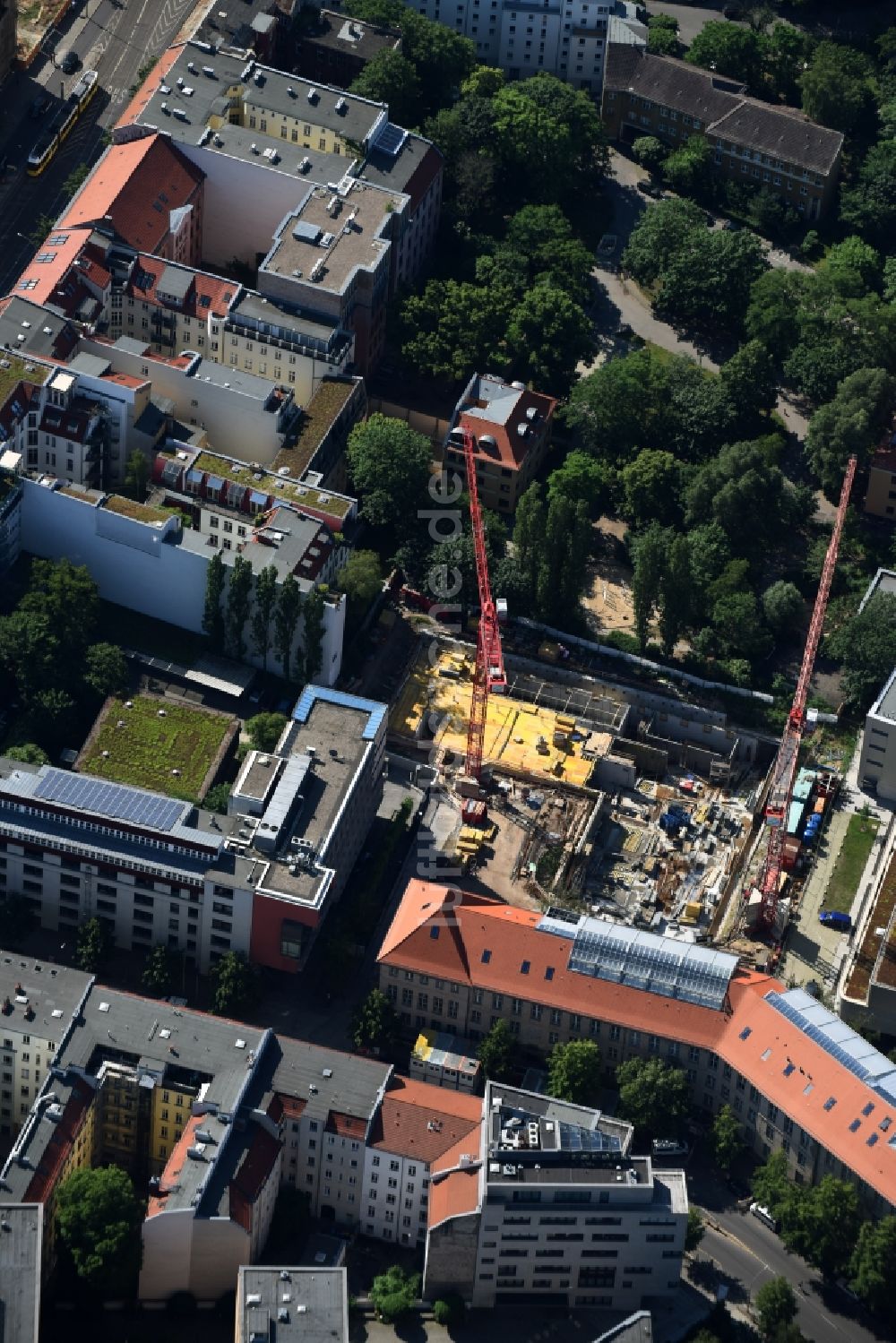 Luftbild Berlin - Baustelle zum Neubau des Berlin Institute for Medical Systems BIMSB an der Hannoverschen Straße im Bezirk Mitte in Berlin