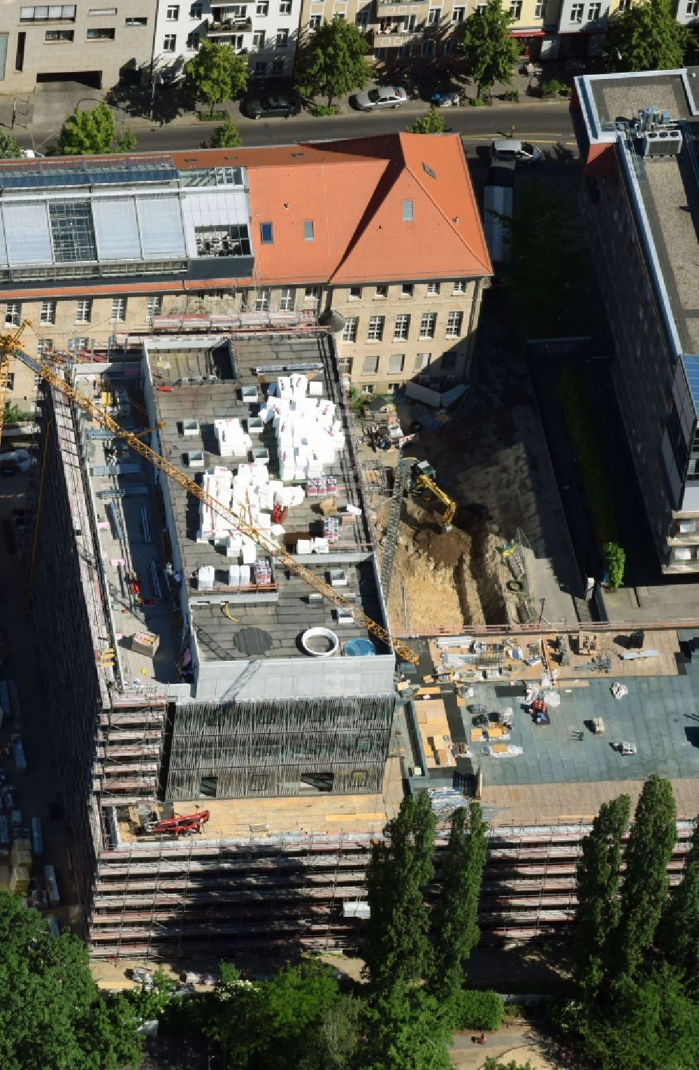 Berlin aus der Vogelperspektive: Baustelle zum Neubau des Berlin Institute for Medical Systems BIMSB an der Hannoverschen Straße im Bezirk Mitte in Berlin