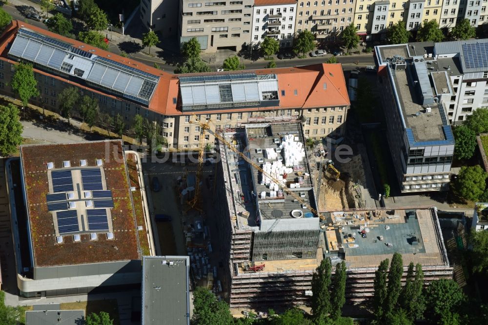 Luftbild Berlin - Baustelle zum Neubau des Berlin Institute for Medical Systems BIMSB an der Hannoverschen Straße im Bezirk Mitte in Berlin