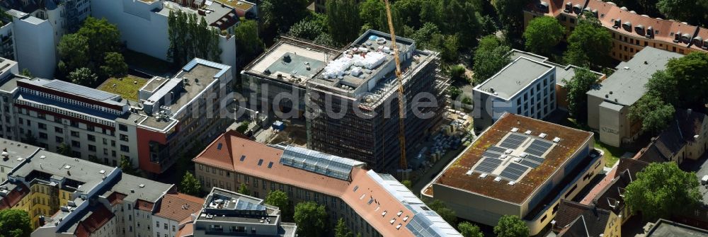 Berlin aus der Vogelperspektive: Baustelle zum Neubau des Berlin Institute for Medical Systems BIMSB an der Hannoverschen Straße im Bezirk Mitte in Berlin