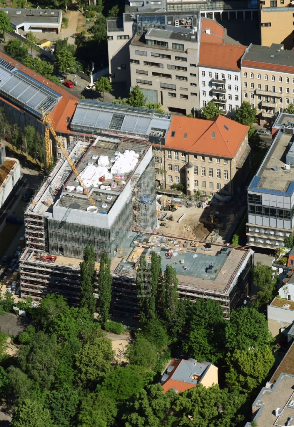 Berlin aus der Vogelperspektive: Baustelle zum Neubau des Berlin Institute for Medical Systems BIMSB an der Hannoverschen Straße im Bezirk Mitte in Berlin