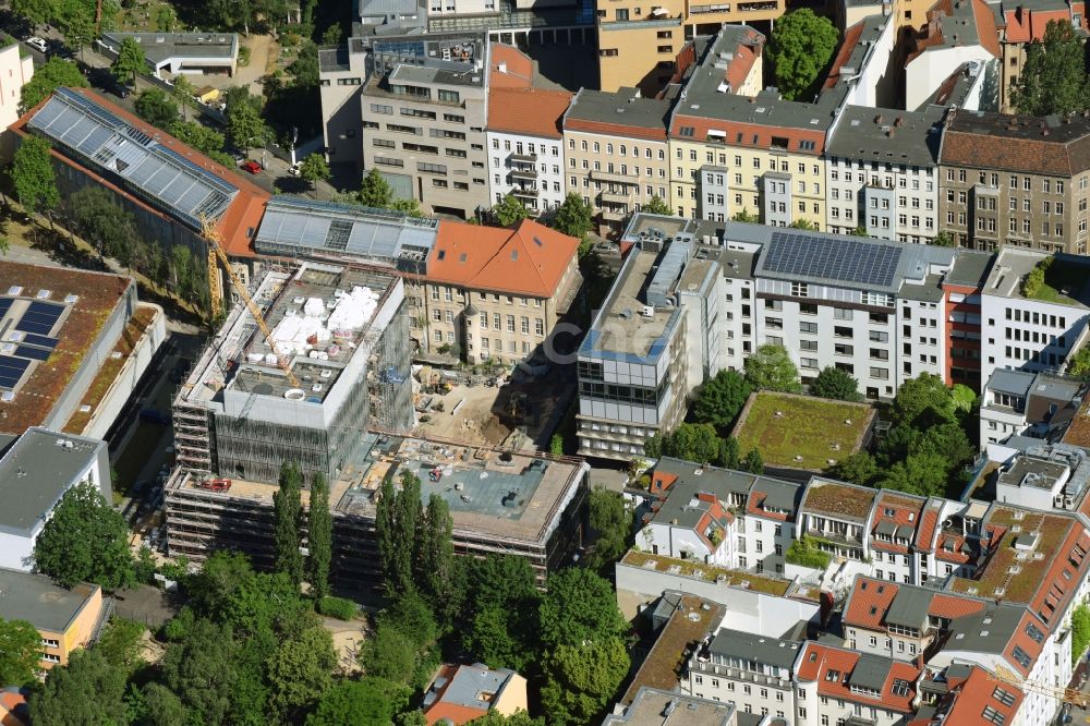 Luftbild Berlin - Baustelle zum Neubau des Berlin Institute for Medical Systems BIMSB an der Hannoverschen Straße im Bezirk Mitte in Berlin