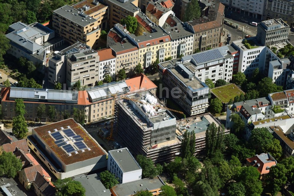 Berlin aus der Vogelperspektive: Baustelle zum Neubau des Berlin Institute for Medical Systems BIMSB an der Hannoverschen Straße im Bezirk Mitte in Berlin