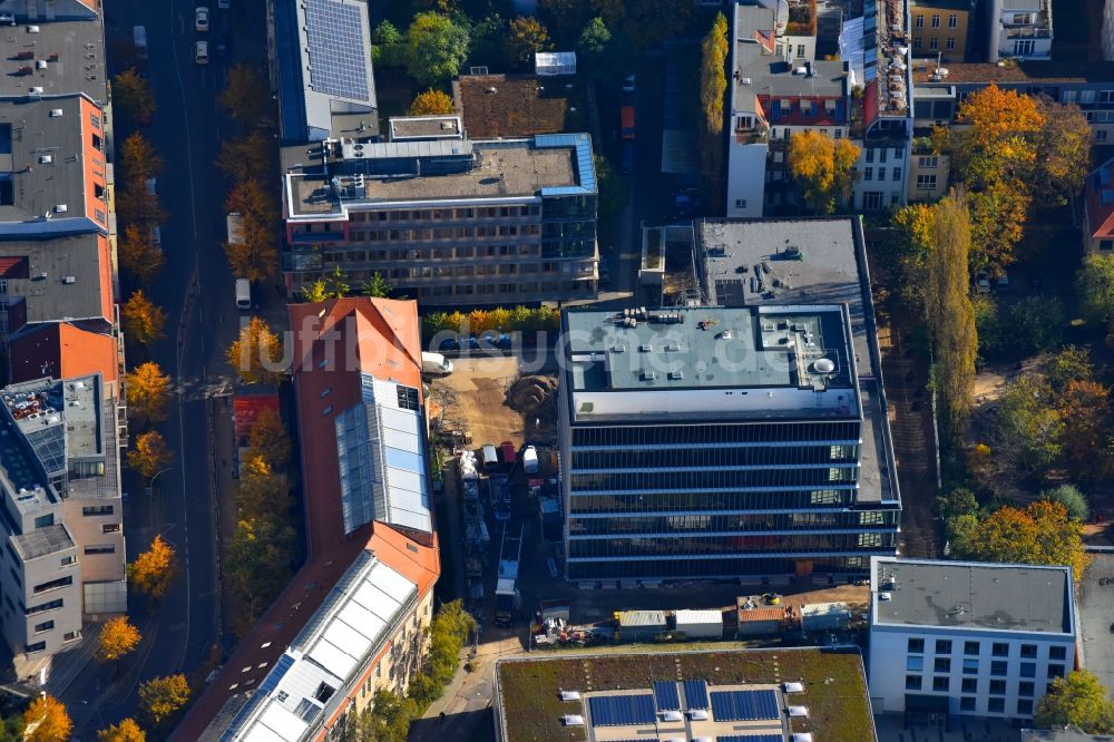 Berlin aus der Vogelperspektive: Baustelle zum Neubau des Berlin Institute for Medical Systems BIMSB an der Hannoverschen Straße im Bezirk Mitte in Berlin