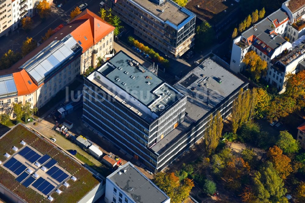 Luftaufnahme Berlin - Baustelle zum Neubau des Berlin Institute for Medical Systems BIMSB an der Hannoverschen Straße im Bezirk Mitte in Berlin