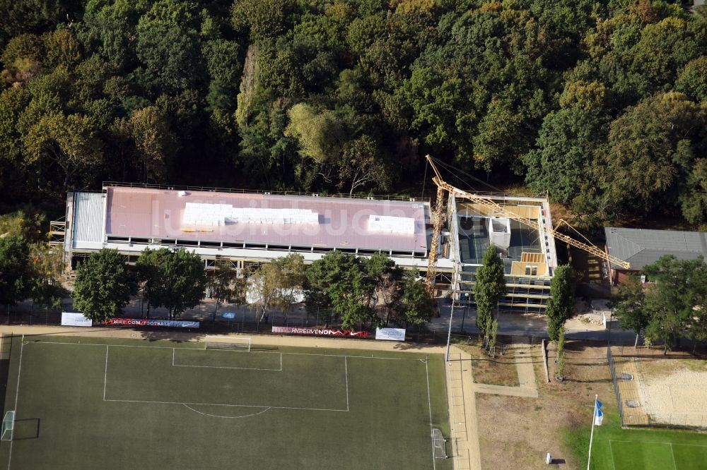 Luftbild Berlin - Baustelle zum Neubau eines Betriebshofes im Olympiapark nach Entwürfen von TRU Architekten in Berlin