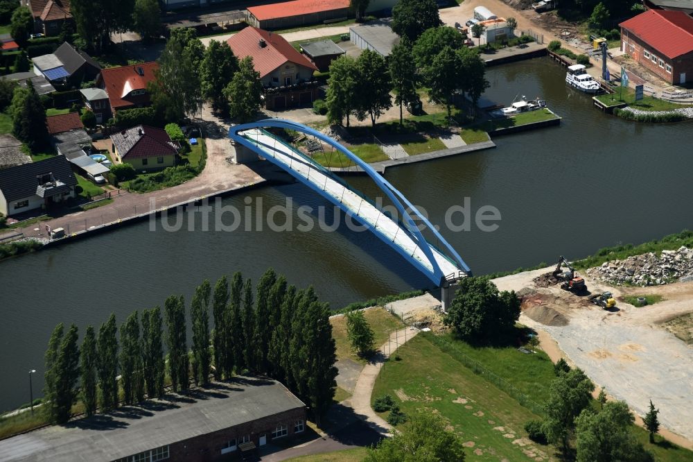 Luftaufnahme Genthin - Baustelle zum Neubau einer blauen Bogen- Stahl- Brücke über dem Elbe-Havel-Kanal in Genthin im Bundesland Sachsen-Anhalt