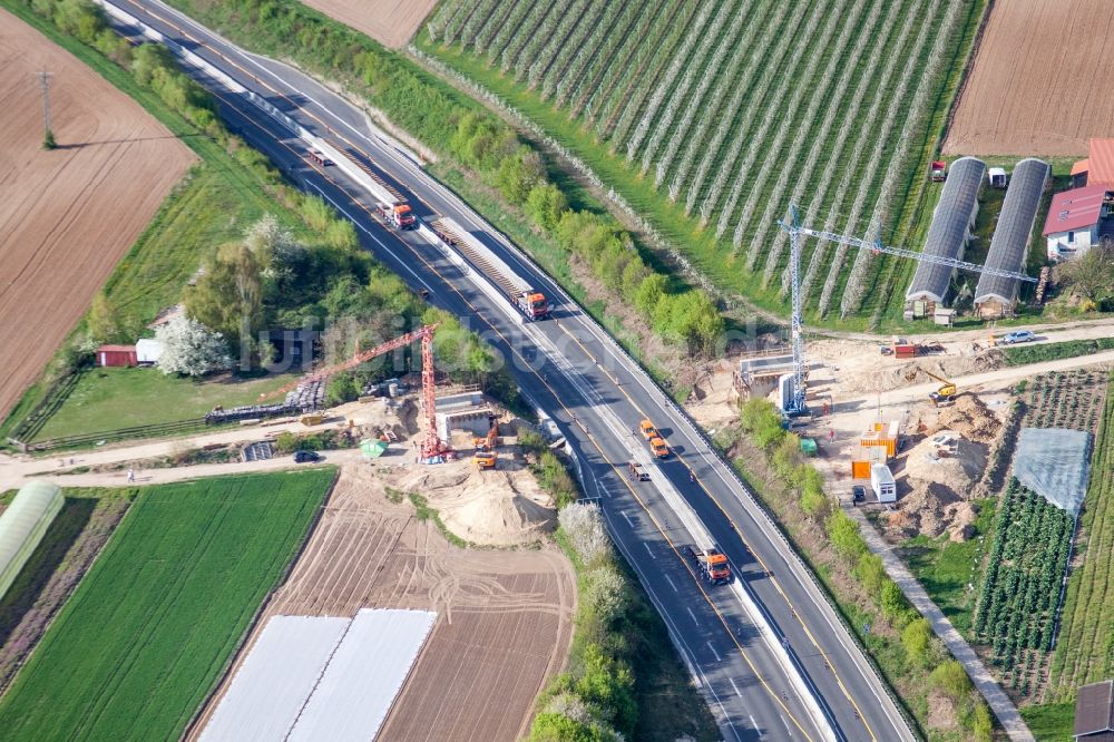 Luftaufnahme Kandel - Baustelle zum Neubau eines Brückenbauwerk zur Feldwegquerung über die Autobahn- der BAB A65 in Kandel im Bundesland Rheinland-Pfalz, Deutschland