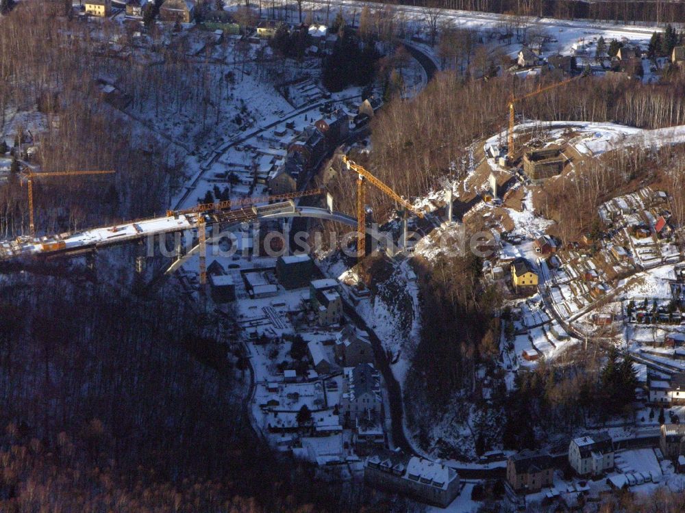 Aue aus der Vogelperspektive: Baustelle zum Neubau des Brückenbauwerkes auf der Chemnitzer Straße in Aue im Bundesland Sachsen, Deutschland