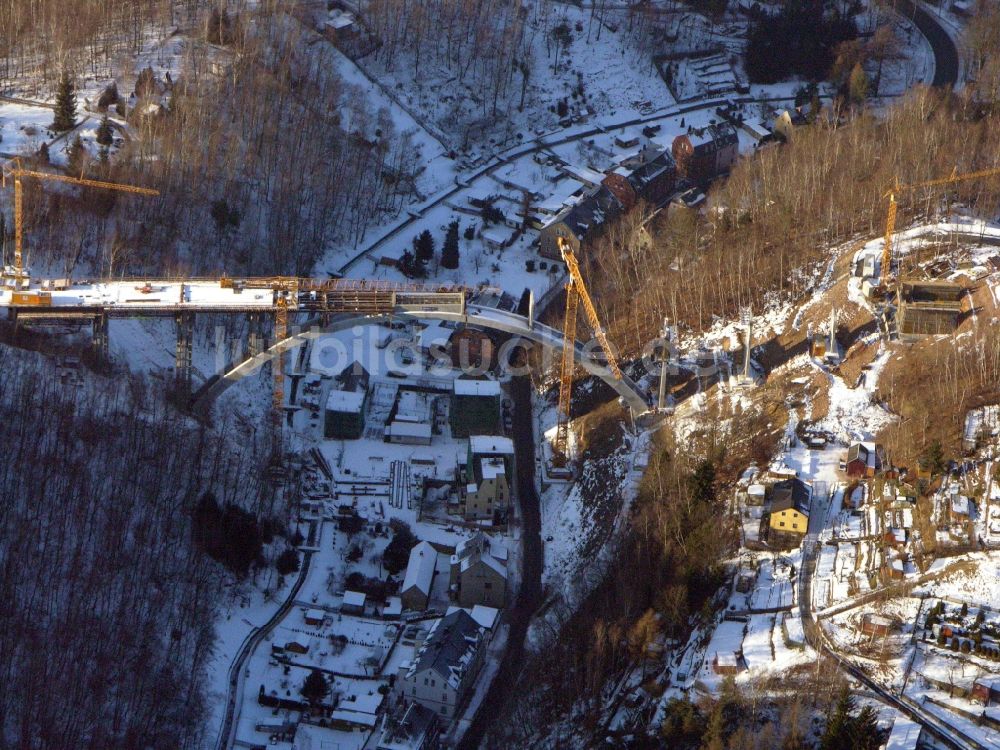 Aue aus der Vogelperspektive: Baustelle zum Neubau des Brückenbauwerkes auf der Chemnitzer Straße in Aue im Bundesland Sachsen, Deutschland