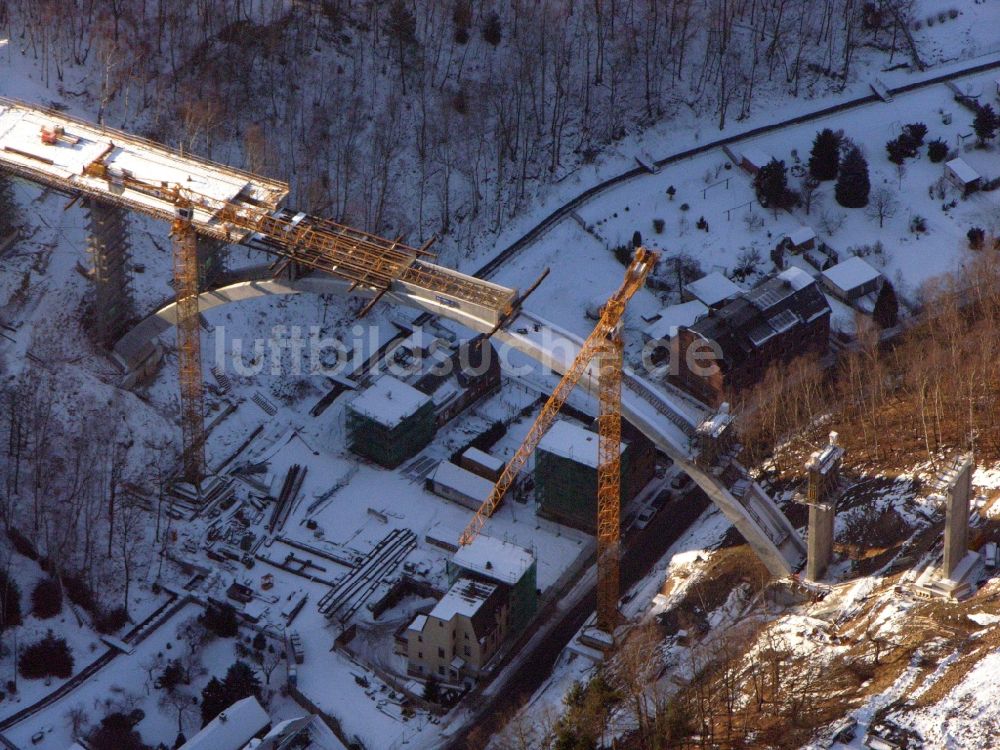 Luftaufnahme Aue - Baustelle zum Neubau des Brückenbauwerkes auf der Chemnitzer Straße in Aue im Bundesland Sachsen, Deutschland