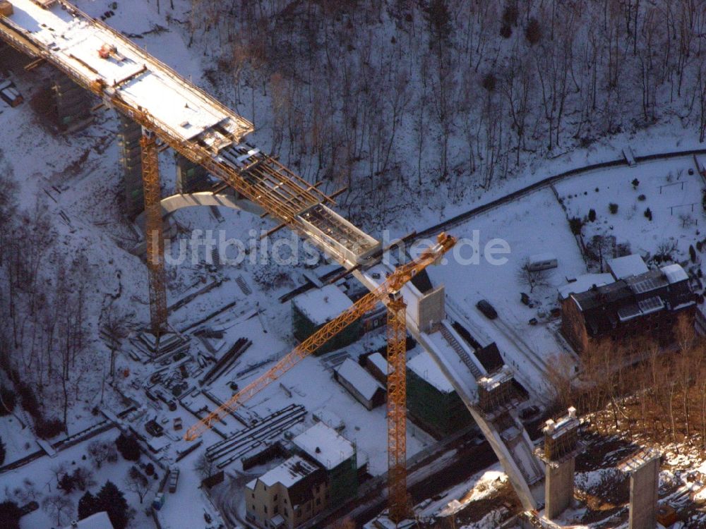 Aue von oben - Baustelle zum Neubau des Brückenbauwerkes auf der Chemnitzer Straße in Aue im Bundesland Sachsen, Deutschland