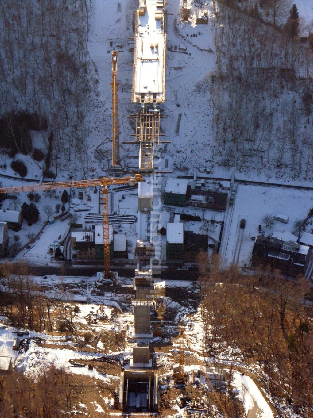 Aue aus der Vogelperspektive: Baustelle zum Neubau des Brückenbauwerkes auf der Chemnitzer Straße in Aue im Bundesland Sachsen, Deutschland