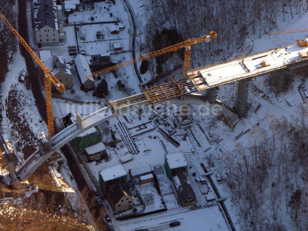 Luftaufnahme Aue - Baustelle zum Neubau des Brückenbauwerkes auf der Chemnitzer Straße in Aue im Bundesland Sachsen, Deutschland