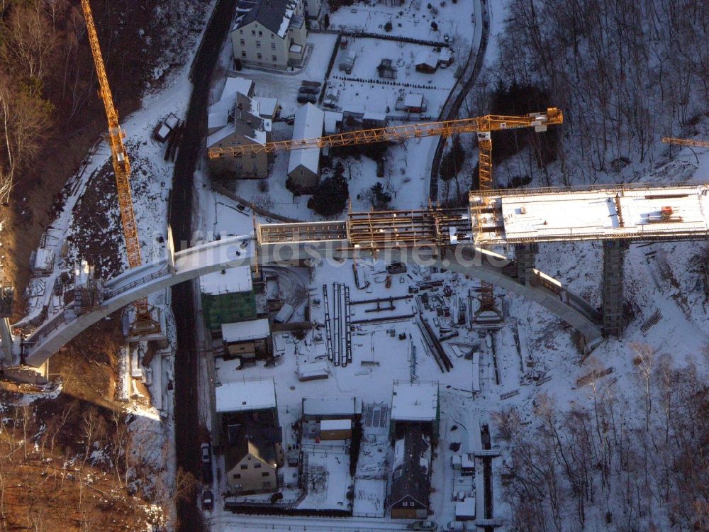 Aue von oben - Baustelle zum Neubau des Brückenbauwerkes auf der Chemnitzer Straße in Aue im Bundesland Sachsen, Deutschland