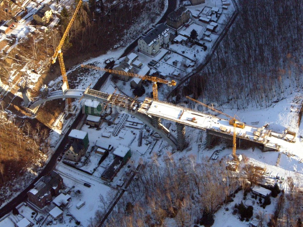 Aue aus der Vogelperspektive: Baustelle zum Neubau des Brückenbauwerkes auf der Chemnitzer Straße in Aue im Bundesland Sachsen, Deutschland