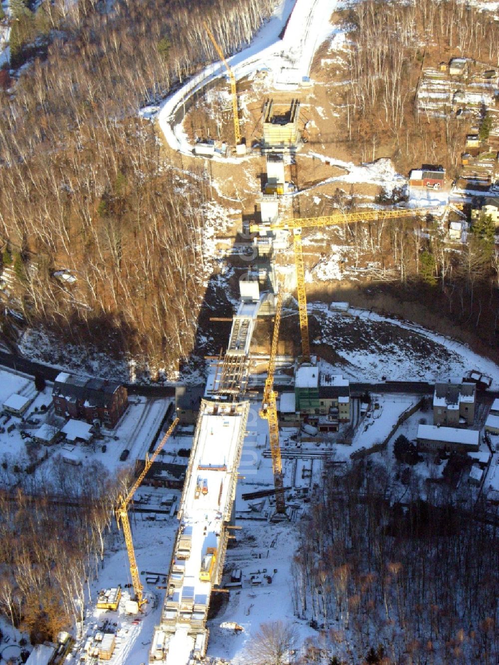 Aue von oben - Baustelle zum Neubau des Brückenbauwerkes auf der Chemnitzer Straße in Aue im Bundesland Sachsen, Deutschland