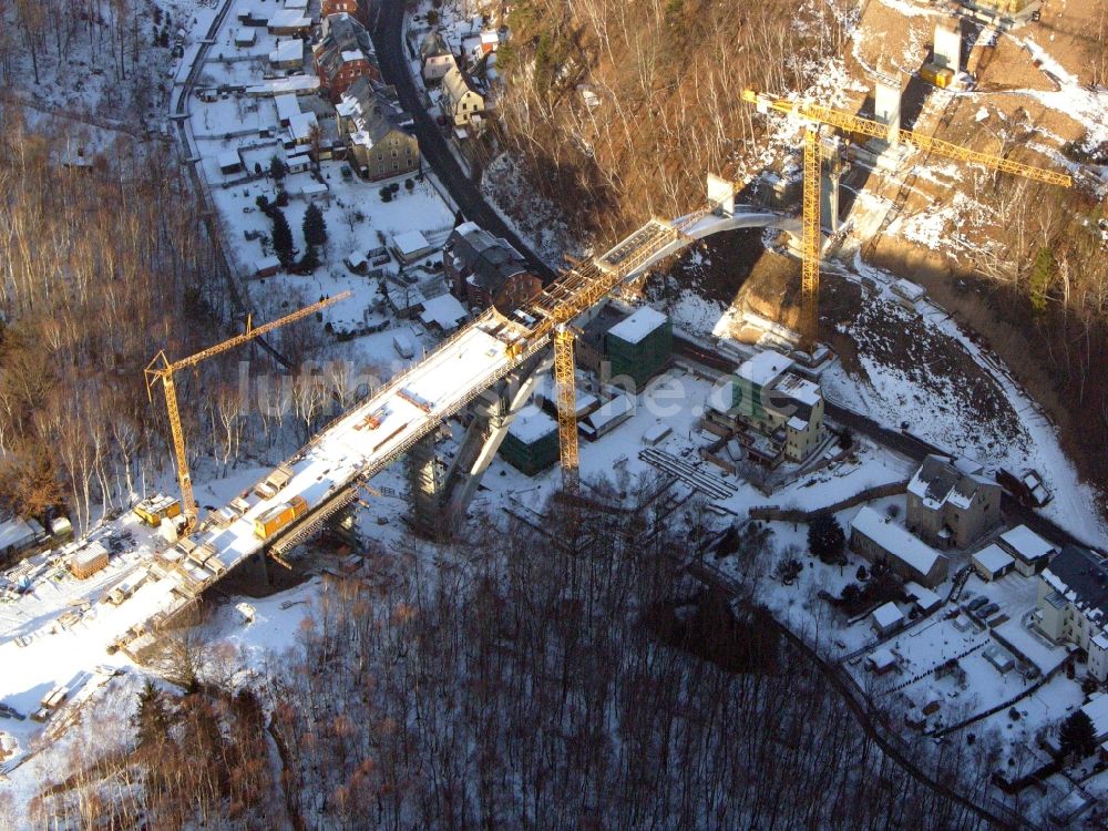 Aue aus der Vogelperspektive: Baustelle zum Neubau des Brückenbauwerkes auf der Chemnitzer Straße in Aue im Bundesland Sachsen, Deutschland