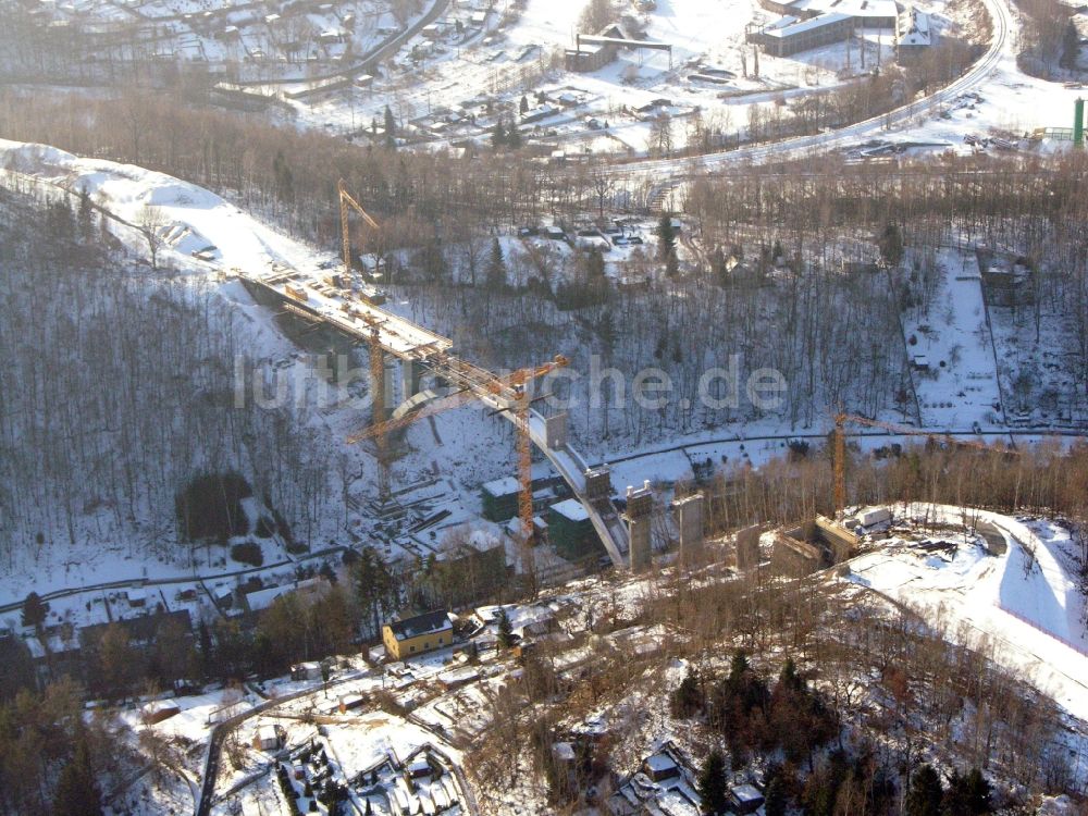 Luftaufnahme Aue - Baustelle zum Neubau des Brückenbauwerkes auf der Chemnitzer Straße in Aue im Bundesland Sachsen, Deutschland