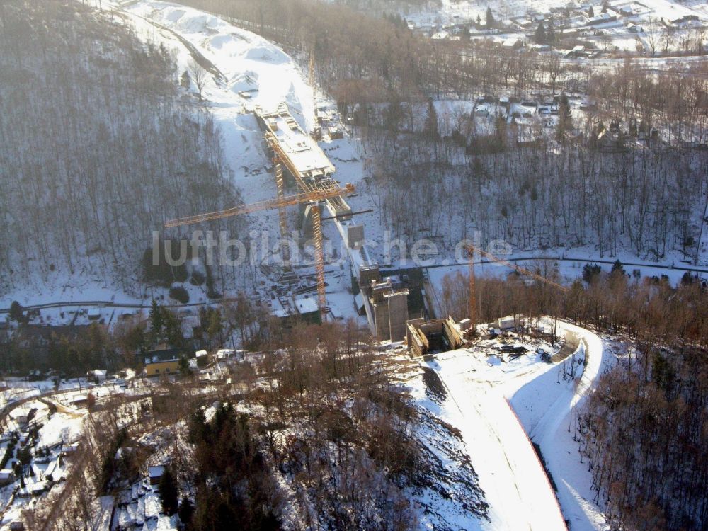 Aue von oben - Baustelle zum Neubau des Brückenbauwerkes auf der Chemnitzer Straße in Aue im Bundesland Sachsen, Deutschland