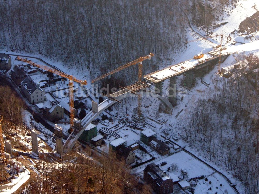 Aue aus der Vogelperspektive: Baustelle zum Neubau des Brückenbauwerkes auf der Chemnitzer Straße in Aue im Bundesland Sachsen, Deutschland