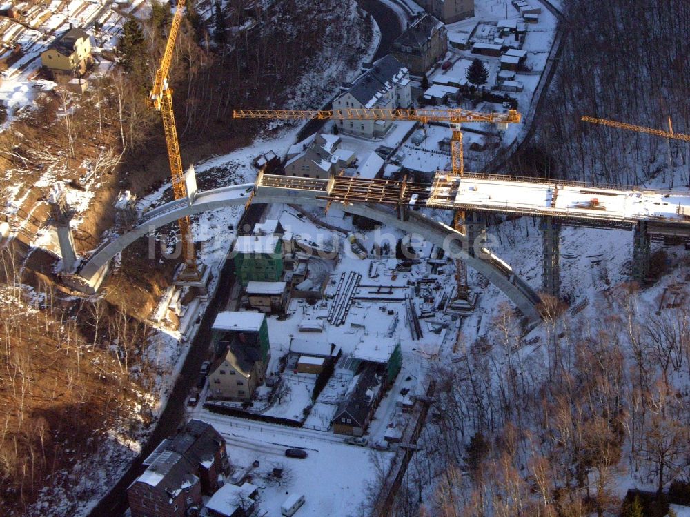 Luftaufnahme Aue - Baustelle zum Neubau des Brückenbauwerkes auf der Chemnitzer Straße in Aue im Bundesland Sachsen, Deutschland