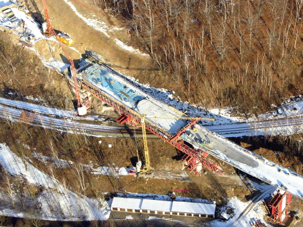 Luftaufnahme Aue - Baustelle zum Neubau der Brückenkonstruktion in Aue im Bundesland Sachsen, Deutschland