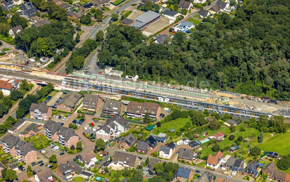 Voerde (Niederrhein) von oben - Baustelle zum Neubau der Brückenkonstruktion über die Steinstraße in Voerde (Niederrhein) im Bundesland Nordrhein-Westfalen, Deutschland