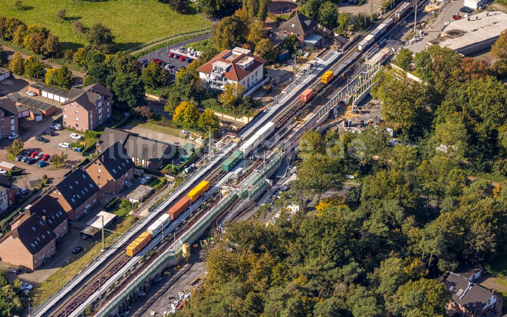 Voerde (Niederrhein) von oben - Baustelle zum Neubau der Brückenkonstruktion über die Steinstraße in Voerde (Niederrhein) im Bundesland Nordrhein-Westfalen, Deutschland