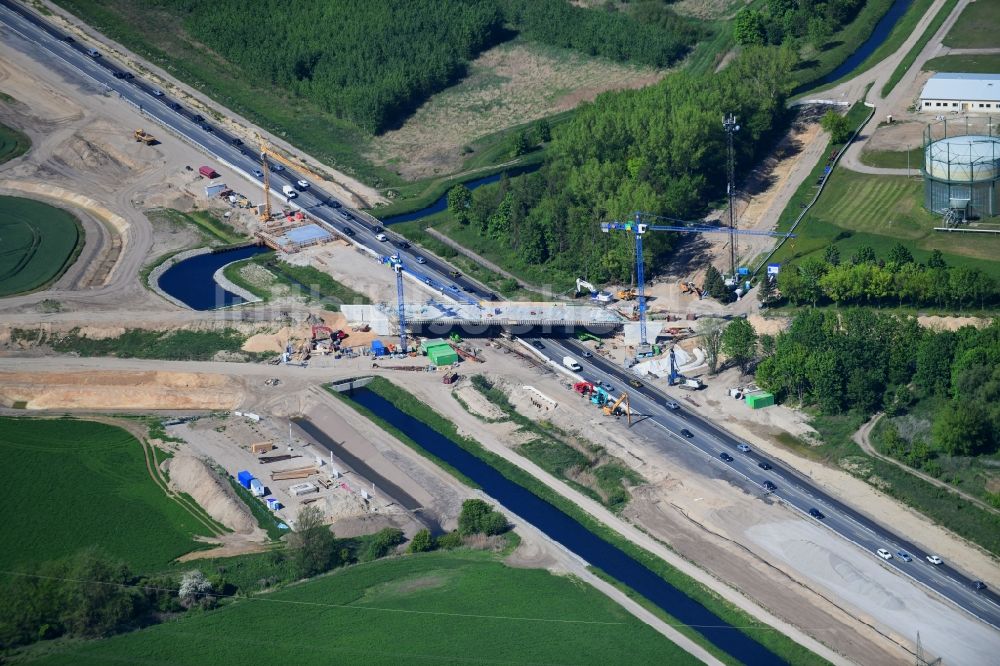 Luftaufnahme Schönerlinde - Baustelle zum Neubau der Brückenkonstruktion an der Mühlenbecker Straße in Schönerlinde im Bundesland Brandenburg, Deutschland