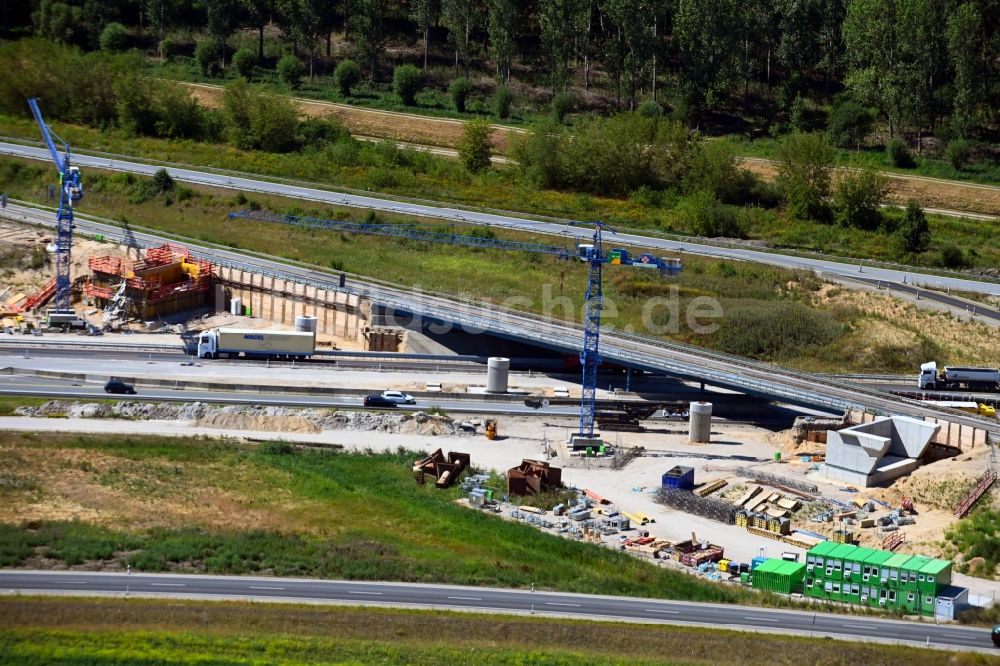 Schönerlinde aus der Vogelperspektive: Baustelle zum Neubau der Brückenkonstruktion an der Mühlenbecker Straße in Schönerlinde im Bundesland Brandenburg, Deutschland