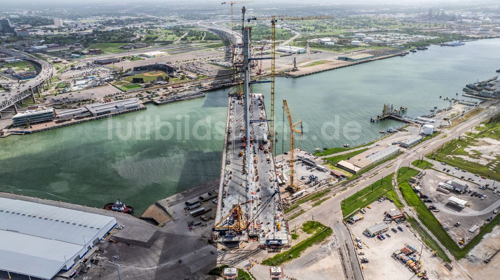 Luftaufnahme Corpus Christi - Baustelle zum Neubau der Brückenkonstruktion New Harbor Bridge or US 181 Harbor Bridge in Corpus Christi in Texas, USA