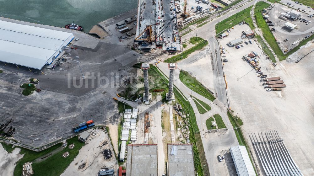 Corpus Christi von oben - Baustelle zum Neubau der Brückenkonstruktion New Harbor Bridge or US 181 Harbor Bridge in Corpus Christi in Texas, USA