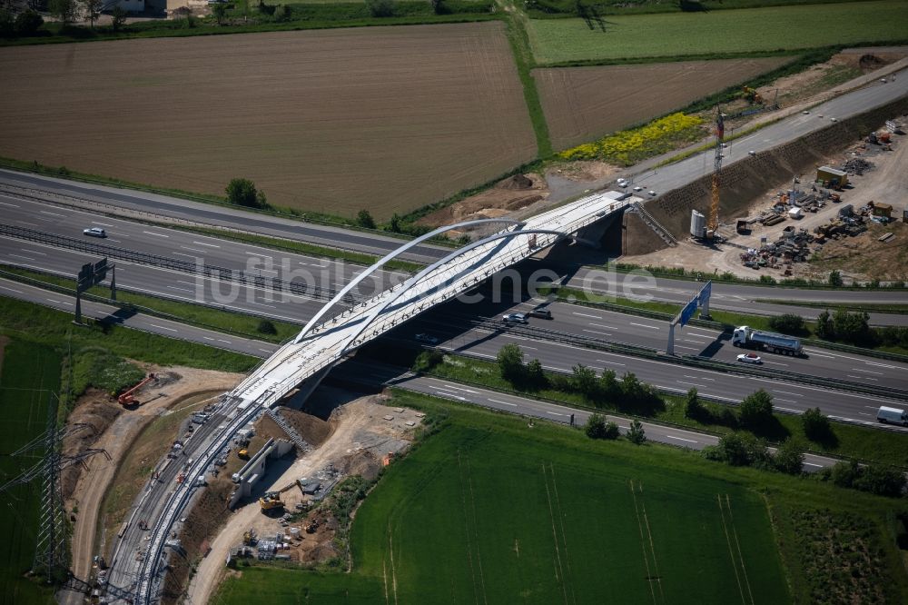 Stuttgart von oben - Baustelle zum Neubau der Brückenkonstruktion der Stadtbahnlinie U6 über die Autobahnstrecke der BAB A8 in Stuttgart im Bundesland Baden-Württemberg, Deutschland