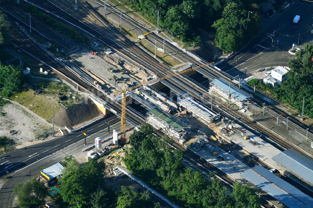 Berlin aus der Vogelperspektive: Baustelle zum Neubau der Brückenkonstruktion am Sterndamm am S- Bahnhof im Ortsteil Schöneweide in Berlin, Deutschland